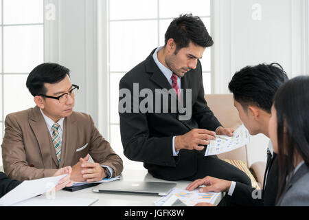 Smart manager asiatique expliquant réunion interne à son équipe de projet dans un bureau moderne. Le groupe ethnique de personne d'affaires en litige. Projet et Busi Banque D'Images