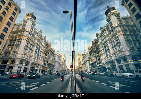 Réflexion sur une fenêtre dans l'avenue Gran Via. Madrid. Espagne Banque D'Images