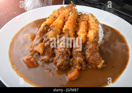 Riz au Curry et crevettes frits dans le style japonais ou en plaque blanche ebi kare prêt à manger. Banque D'Images