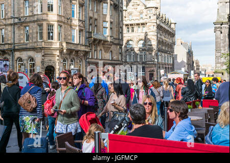 Edinburgh, Scotland, UK - 4 août 2014 : Les membres du public sur le Royal Mile, Édimbourg Banque D'Images