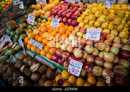 Fruits frais au marché Pikes Place, à Seattle, WA Banque D'Images