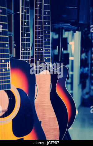 Guitares acoustiques colorés dans le fond du magasin Banque D'Images