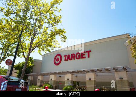 Une Toyota Prius hybride automobile est stationné dans l'avant d'un magasin de détail cible dans la région de la baie de San Francisco la ville de San Ramon, Californie, le 21 juin 2017. Banque D'Images