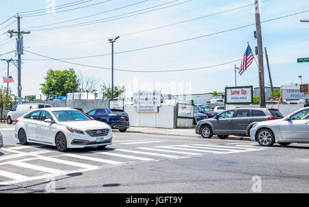 Bronx, USA - 11 juin 2017 : City Island Road avec des signes de marina et le port avec des drapeaux américains Banque D'Images