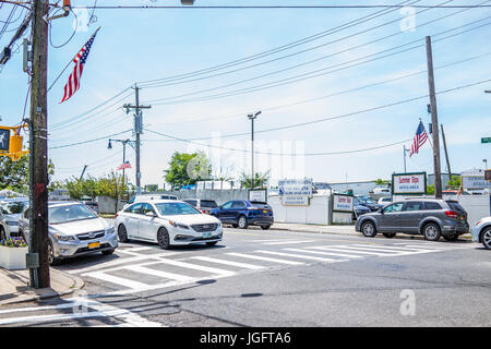 Bronx, USA - 11 juin 2017 : City Island Road avec des signes de marina et le port avec des drapeaux américains Banque D'Images