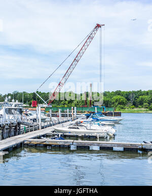 Bronx, USA - 11 juin 2017 : City Island port avec bateaux et grues de construction Banque D'Images