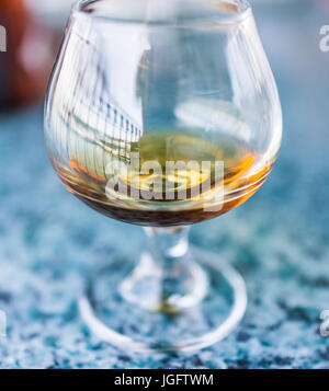 Gros plan macro d'amaretto, rhum, bourbon ou boire dans le verre