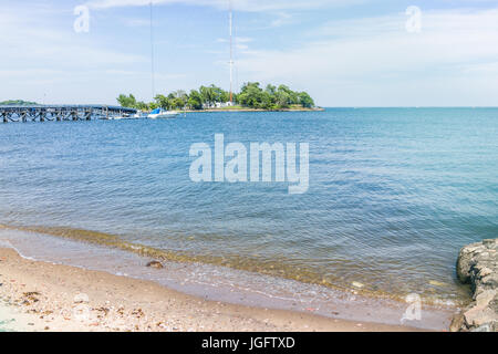 Bronx, USA - 11 juin 2017 : City Island port avec bateau sur pier et plage de sable avec ocean Banque D'Images