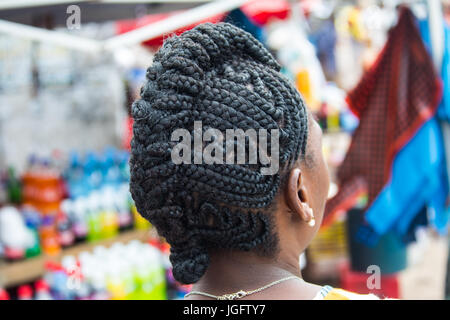 Femme avec des cheveux tressés à Maputo, Mozambique Banque D'Images