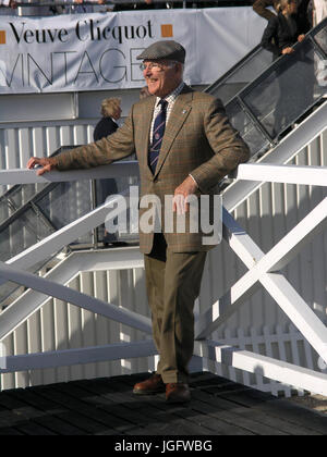 Murray Walker au Goodwood Revival meeting prêt pour l'interview. Banque D'Images