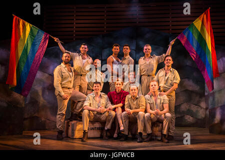 Londres, Royaume-Uni. 6 juillet 2017. L'acteur de coup sec ! Poser avec rainbow flags dans la célébration de la fierté à Londres. Basé sur le succès de Broadway, la comédie musicale production YANK ! S'ouvre à la Charing Cross Theatre pour une course jusqu'au 19 août 2017. YANK ! Est une histoire d'amour basé sur la véritable histoire cachée, de gay-soldats pendant la Seconde Guerre mondiale. La production est dirigée par James Baker pour un score par les frères Joseph et David Zellnik. Avec Scott Hunter comme Stu et Andy Coxon que Mitch. Banque D'Images