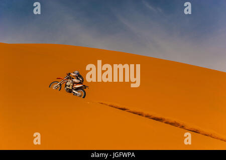 Rider sur une dune de l'Erg Chebbi, Merzouga, Maroc Banque D'Images