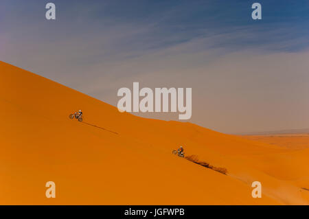 Rider sur une dune de l'Erg Chebbi, Merzouga, Maroc Banque D'Images