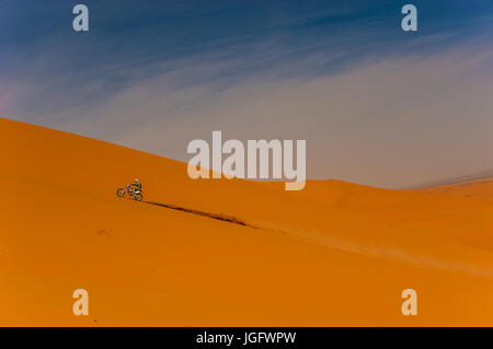 Rider sur une dune de l'Erg Chebbi, Merzouga, Maroc Banque D'Images