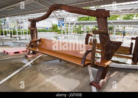 Grand fauteuil de jardin en bois Banque D'Images