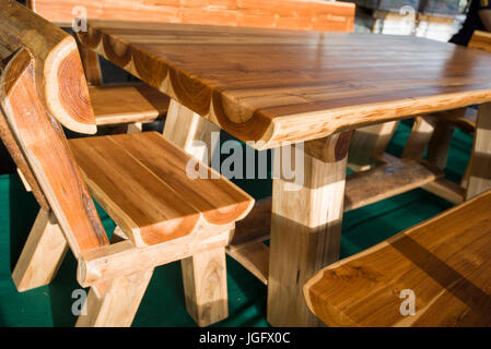 Belle table et chaises en bois Banque D'Images