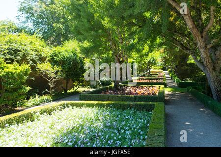 Jardin formel avec des fleurs au milieu des haies, conçues pour les lapins, à Filoli, un environnement préservé, Maison et jardin formel estate exploité par le National Trust for Historic Preservation de Woodside, Californie, le 23 juin 2017. Banque D'Images