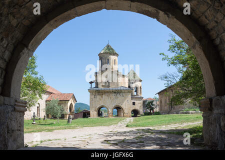 Église Saint Nicolas et beffroi, monastère de Gelati, Kutaisi, Imereti Province (Mkhare), Géorgie Banque D'Images