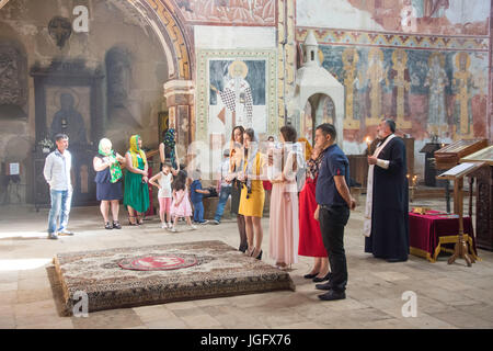 Cérémonie de baptême dans la cathédrale de la Nativité de la Vierge, monastère de Gelati, Kutaisi, Imereti Province (Mkhare), Géorgie Banque D'Images