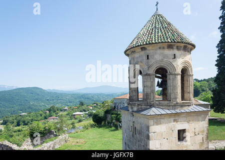 Paysage de montagne de Eglise Saint-nicolas montrant beffroi, monastère de Gelati, Kutaisi, Imereti Province (Mkhare), Géorgie Banque D'Images