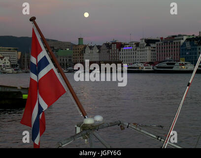 Nuit de pleine lune au Vagen, le port central de centre-ville de Bergen, Bergen, Norvège, du comté de Hordaland Banque D'Images