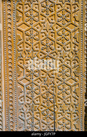 Sur les ornements en bois sculpté de la vieille porte, Boukhara, Ouzbékistan Banque D'Images