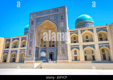 Boukhara, Ouzbékistan - personnes visitant la mosquée Kalyan, monument de Boukhara. Août 2016 Banque D'Images