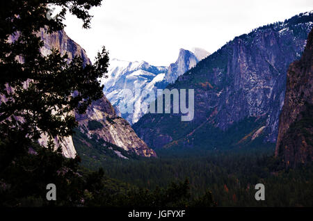 La montagne lointaine repéré lors de la randonnée dans les Yosemite Falls Vernal jusqu'à. Banque D'Images