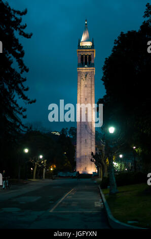 Sather Tower/Le Campanile à l'université de Berkeley dans la nuit Banque D'Images