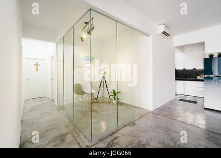 ,Moderne, propre, lumineux living ,salle d'étude et cuisine intérieur avec cloison de verre dans une maison de style loft , la photographie d'intérieur. Banque D'Images