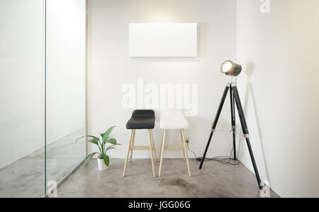 Bureau Salle d'attente vide, fenêtre en verre avec plante verte à gauche, photographie vintage lampe stand à droite .Loft style intérieur , toile blanche Banque D'Images