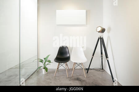 Bureau Salle d'attente vide, fenêtre en verre avec plante verte à gauche, photographie vintage lampe stand à droite .Loft style intérieur , toile blanche Banque D'Images