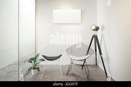 Bureau Salle d'attente vide, fenêtre en verre avec plante verte à gauche, photographie vintage lampe stand à droite .Loft style intérieur , toile blanche Banque D'Images