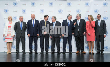 (170706) -- crans-montana (Suisse), 6 juillet 2017 (Xinhua) -- (de G à D) Le Secrétaire général de l'ONU, Représentant spécial et chef de la Force des Nations Unies chargée du maintien de la paix à Chypre Elizabeth Spehar, Ministre des affaires étrangères britannique Alan Duncan, ministre des Affaires étrangères turc Mevlut Cavusoglu, Président chypriote Nicos Anastasiades, le Secrétaire général de l'ONU Antonio Guterres, le dirigeant chypriote turc, Mustafa Akinci, Ministre des affaires étrangères grec Nikos Kotzias, chef de la politique étrangère de l'Union européenne Federica Mogherini du Secrétaire général des Nations Unies et conseiller spécial sur Chypre Espen Barth Eide posent pour une photo de groupe durant Banque D'Images