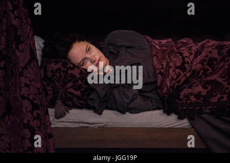 Londres, Royaume-Uni. 6 juillet, 2017. Photo : Emma Cunniffe. Après un sold out run à l'Swan Theatre à Stratford-upon-Avon en 2015-2016, la production de la Royal Shakespeare Company de la Reine Anne, transferts à la Theatre Royal Haymarket du 30 juin pour une édition limitée de treize semaines, jusqu'au 30 septembre 2017. La reine Anne est une nouvelle pièce écrite par Helen Edmundson et réalisé par Abrahami Natalie. Avec Emma Cunniffe comme Reine Anne et de la princesse Anne, Romola Garai comme Sarah Churchill/Duchesse de Marlborough. Credit : Bettina Strenske/Alamy Live News Banque D'Images