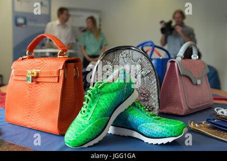 Dresde, Allemagne. Le 06 juillet, 2017. Porte-monnaie confisqués en cuir python allongé sur une table dans le bureau principal des douanes à Dresde, Allemagne, 06 juillet 2017. Les agents de l'aéroport de Leipzig ont confisqué plus de 100 différents produits faits avec de la peau de l'aire protégée python depuis avril. Les produits fabriqués à partir de peau de serpent étaient pour la plupart destinés à des clients dans d'autres pays européens. Photo : Sebastian Kahnert/dpa-Zentralbild/dpa/Alamy Live News Banque D'Images