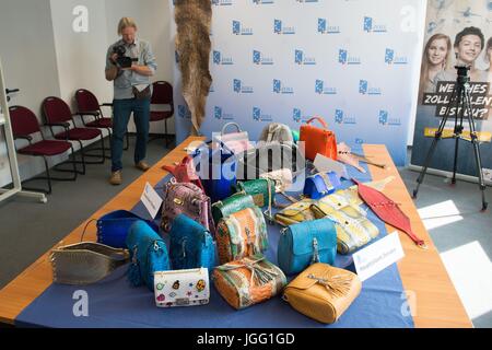 Dresde, Allemagne. Le 06 juillet, 2017. Porte-monnaie confisqués en cuir python allongé sur une table dans le bureau principal des douanes à Dresde, Allemagne, 06 juillet 2017. Les agents de l'aéroport de Leipzig ont confisqué plus de 100 différents produits faits avec de la peau de l'aire protégée python depuis avril. Les produits fabriqués à partir de peau de serpent étaient pour la plupart destinés à des clients dans d'autres pays européens. Photo : Sebastian Kahnert/dpa-Zentralbild/dpa/Alamy Live News Banque D'Images