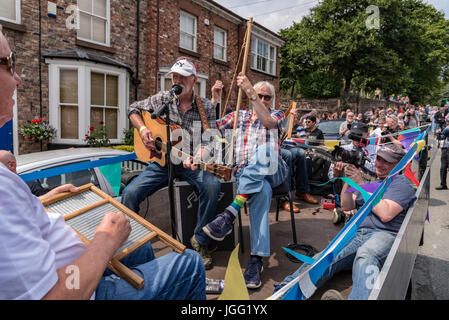 Woolton, Liverpool, Royaume-Uni. 6 juillet 2017. Une parade a eu lieu à Woolton Liverpool aujourd'hui pour marquer la journée, il y a 60 ans à l'église Saint Pierre fete qui a amené John Lennon et Paul McCartney ensemble pour former les Beatles. John Lennon La bande originale a pris une ride Carriers le tour du village sur un camion local et aujourd'hui membres survivants du groupe recréé le lecteur avec conducteur de camion d'origine Dougie Chadwick au volant. Crédit : John Davidson/Alamy Live News Banque D'Images