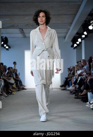 Le 'Le' Hien label's fashion show lors de la Mercedes-Benz Fashion Week Berlin à Berlin, Allemagne, 06 juillet 2017. Les collections Printemps/été 2018 sont présentés au cours de la Fashion Week. Photo : Britta Pedersen/dpa-Zentralbild/dpa Banque D'Images