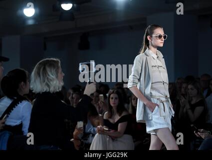 Le 'Le' Hien label's fashion show lors de la Mercedes-Benz Fashion Week Berlin à Berlin, Allemagne, 06 juillet 2017. Les collections Printemps/été 2018 sont présentés au cours de la Fashion Week. Photo : Britta Pedersen/dpa-Zentralbild/dpa Banque D'Images