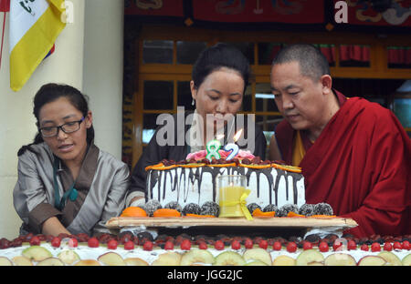 Dharamsala Inde Le 6 Juillet Tibetains Vivant En Exil Couper Un Gateau D Anniversaire Pour Celebrer