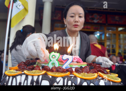 Dharamsala Inde Le 6 Juillet Tibetains Vivant En Exil Couper Un Gateau D Anniversaire Pour Celebrer Le e Anniversaire De Leur Chef Spirituel Le Dalai Lama Des Tibetains Au Temple Principal