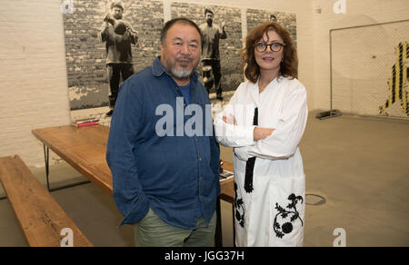 Berlin, Allemagne. Le 06 juillet, 2017. L'actrice américaine Susan Sarandon de payer une visite à l'atelier de l'artiste Ai Weiwei à Berlin, Allemagne, 06 juillet 2017. Sarandon fait campagne à plusieurs événements (Cinéma pour la paix, l'Art Basel) pour la libération de Ai Weiwei de sa détention en Chine. Photo : Jörg Carstensen/dpa/Alamy Live News Banque D'Images
