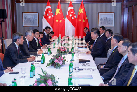 Hambourg, Allemagne. 6 juillet, 2017. Le président chinois Xi Jinping rencontre le Premier Ministre de Singapour Lee Hsien Loong à Hambourg, Allemagne, le 6 juillet 2017. Credit : Xie Huanchi/Xinhua/Alamy Live News Banque D'Images