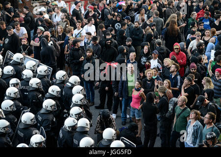 Hambourg, Allemagne. 6 juillet, 2017. Allemagne, Hambourg, protestation 'G-20 Bienvenue en enfer' contre sommet du G-20 en juillet 2017 Crédit : Joerg Boethling/Alamy Live News Banque D'Images