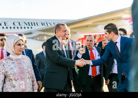 Hambourg, Allemagne. Le 06 juillet, 2017. Le Président turc, Recep Tayyip Erdogan, centre, et son épouse Emine Erdogan sont accueillis à l'arrivée pour le début de la réunion au sommet du G20 à l'aéroport de Hambourg le 6 juillet 2017 à Hambourg, Allemagne. Credit : Planetpix/Alamy Live News Banque D'Images