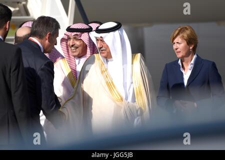 Hambourg, Allemagne. Le 06 juillet, 2017. Ministre d'État saoudien Ibrahim Abdulaziz Al-Assaf est accueilli à l'arrivée pour le début de la réunion au sommet du G20 à l'aéroport de Hambourg le 6 juillet 2017 à Hambourg, Allemagne. Credit : Planetpix/Alamy Live News Banque D'Images