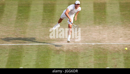 Londres, Grande-Bretagne. 6 juillet, 2017. Dominic Thiem sert d'Autriche au cours de la deuxième ronde du tournoi match contre Gilles Simon de France au championnat 2017 de Wimbledon à Londres, la Grande-Bretagne, le 6 juillet 2017. Thiem a gagné 3-1. Credit : Han Yan/Xinhua/Alamy Live News Banque D'Images