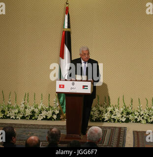 Tunis, Tunisie. 6 juillet, 2017. Le président palestinien Mahmoud Abbas parle au cours de la réunion avec le président tunisien BEJI CAID ESSEBSI (pas vu sur la photo) lors de la visite officielle de Abbas à Tunis, capitale de la Tunisie, le 6 juillet 2017. Le président palestinien Mahmoud Abbas est arrivé en Tunisie fin jeudi après-midi, pour une visite officielle jusqu'à ce samedi à l'invitation de son homologue tunisien BEJI CAID ESSEBSI. Credit : Adele Ezzine/Xinhua/Alamy Live News Banque D'Images