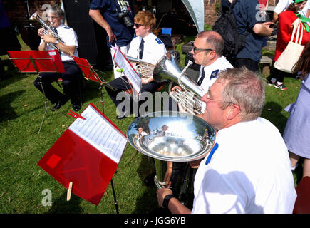 Liverpool, Royaume-Uni. 6 juillet 2017 a marqué le 60e anniversaire lorsque John Lennon, jouant dans son skiffle group la carrière des hommes(ou Carriers), s'est réuni pour la première fois Paul McCartney à St.Peters Church Hall à Woolton, Liverpool. La carrière des hommes recréé la procession sur l'arrière d'un camion dans le village et a également joué à l'évêque Martin CP fête d'école. Église Saint Pierre et l'Église étaient également ouvert au public avec une variété de festivités. Photo montre le groupe jouant de l'Armée du Salut à l'évêque Martin fête d'école primaire. Credit : Pak Hung Chan/Alamy Live News Banque D'Images